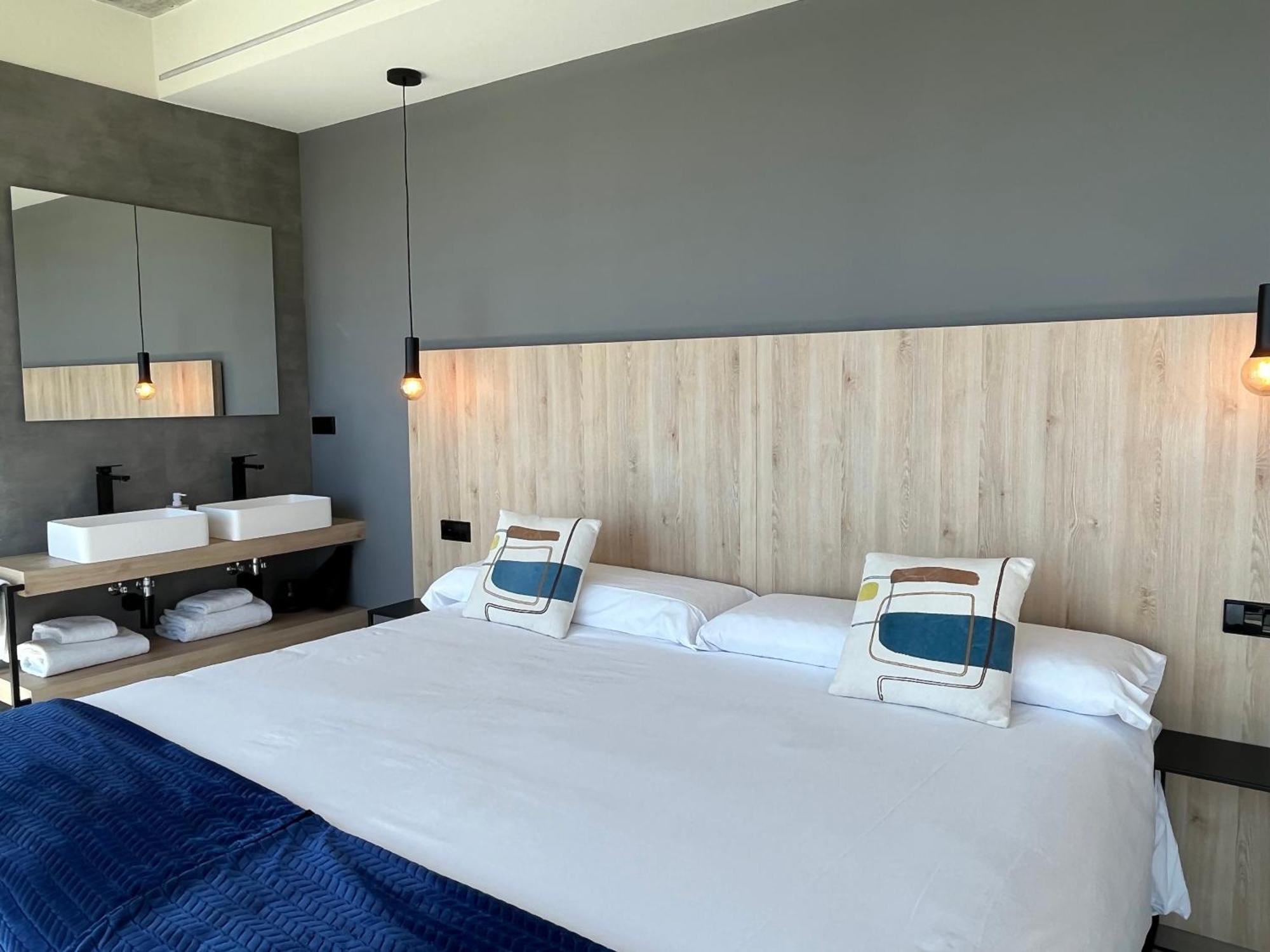 Hospedium Hotel Devalar Do Mar Camarinas Bagian luar foto
